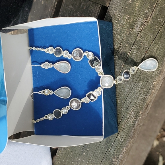 Vintage Avon Grey and White faceted Y necklace and Earrings set - Picture 5 of 5